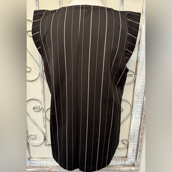 Banana Republic Sleeveless Black with White Pinstripe Blouse - Picture 4 of 12